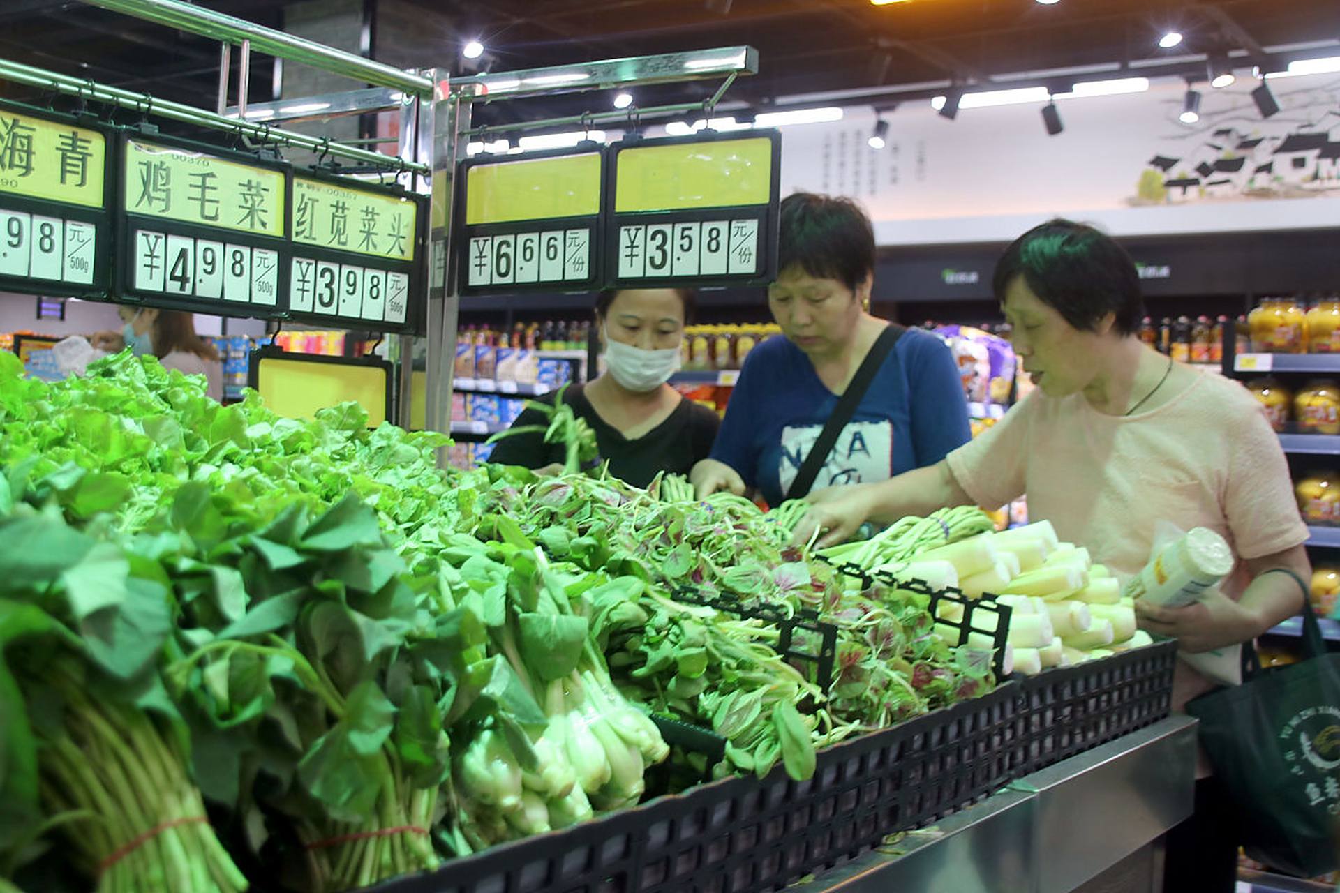 河南一個小伙靠家里給的20萬老婆本在小區門口開了家蔬菜店,經營了